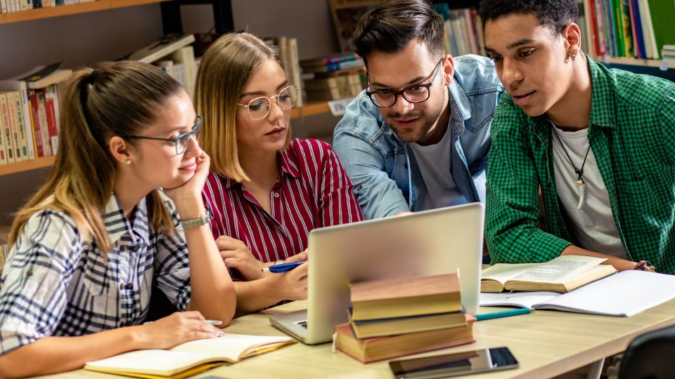 Teachers using chatgpt to grade essays in school