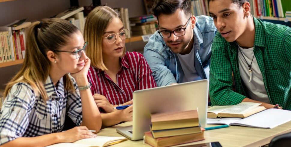 Teachers using chatgpt to grade essays in school